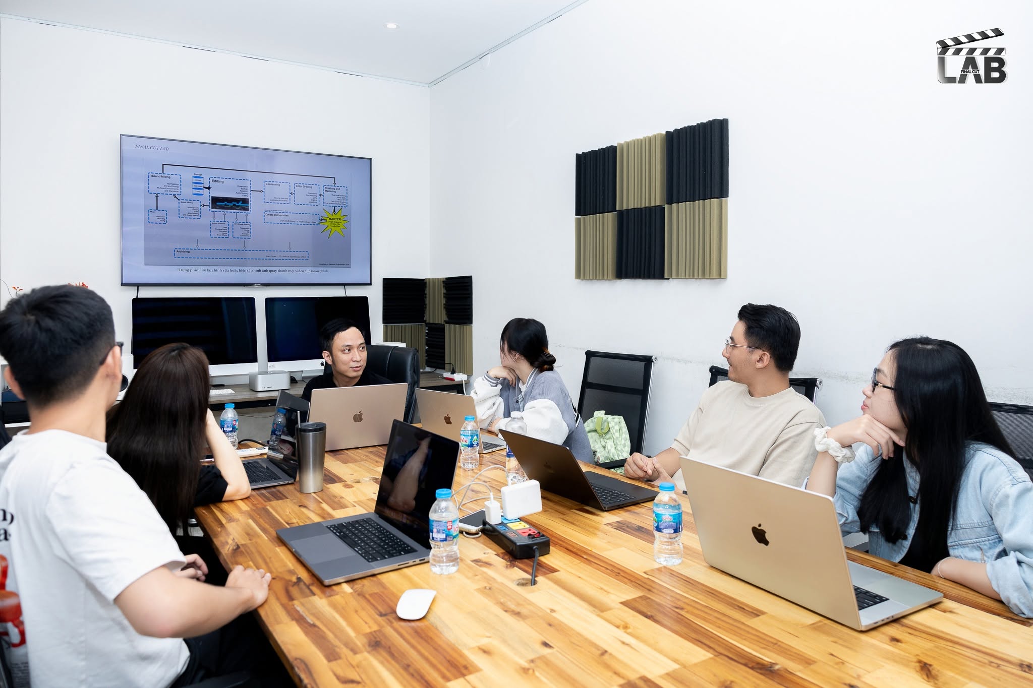 Giảng viên và học viên trao đổi trong lớp học dựng video tại Final Cut Lab